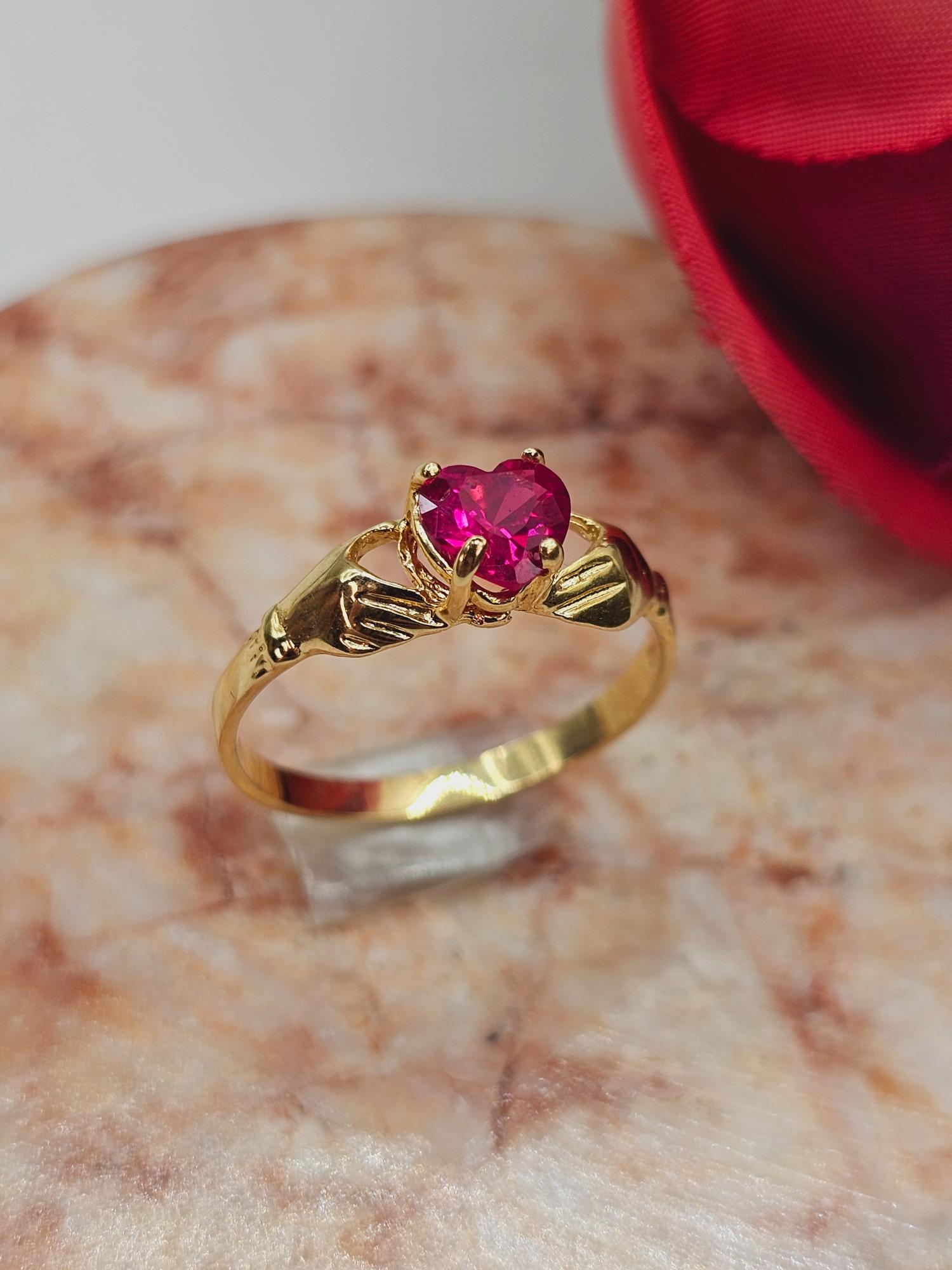 Anillo manitos y corazón rubí 2.5 grs Oro 18k 2