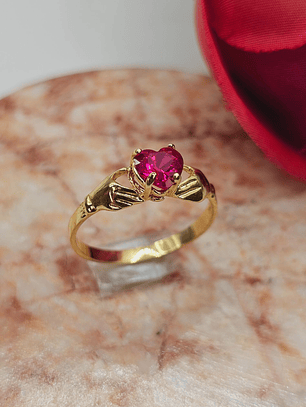 Anillo manitos y corazón rubí 2.5 grs Oro 18k