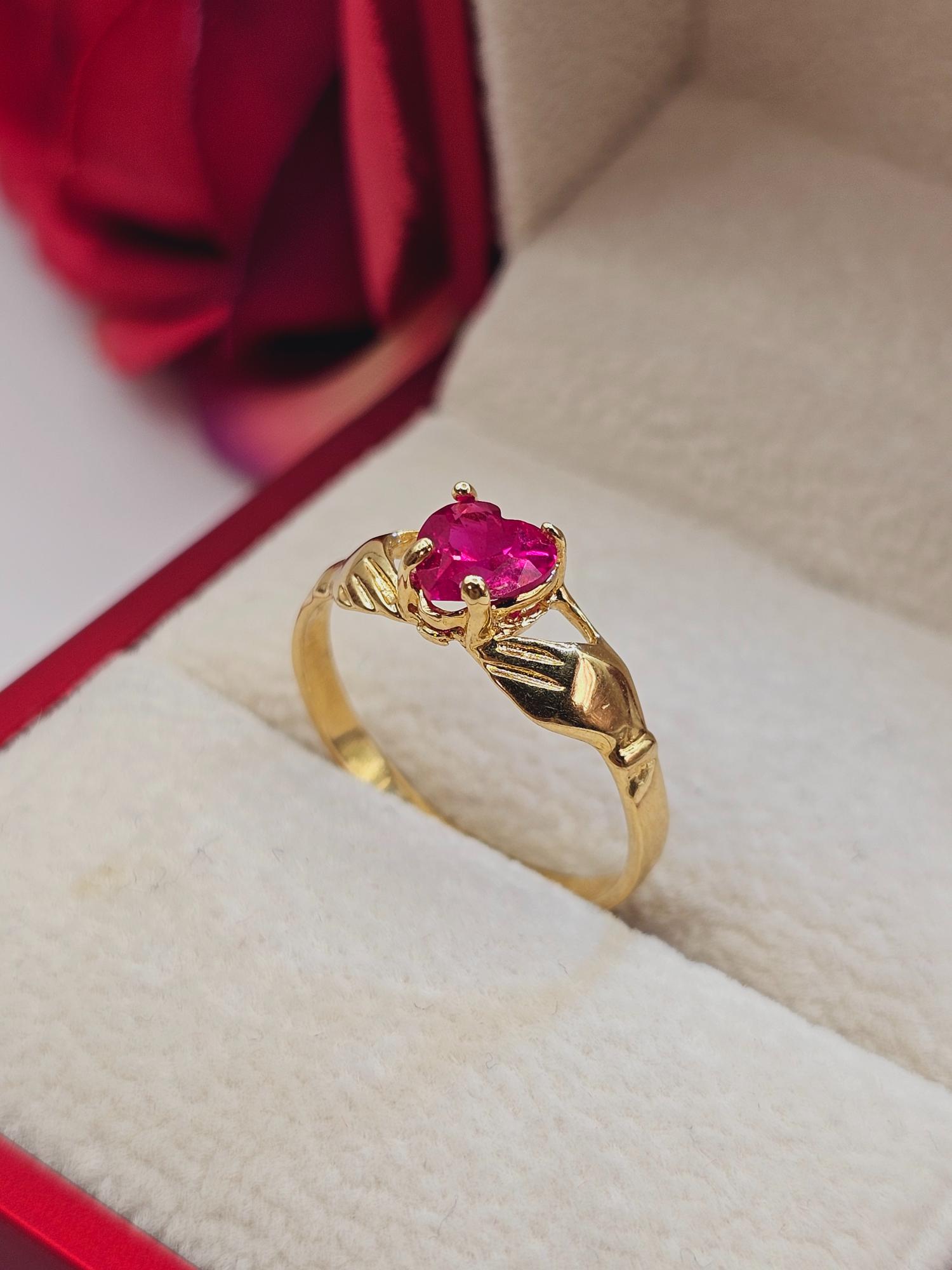 Anillo manitos y corazón rubí 2.5 grs Oro 18k 4