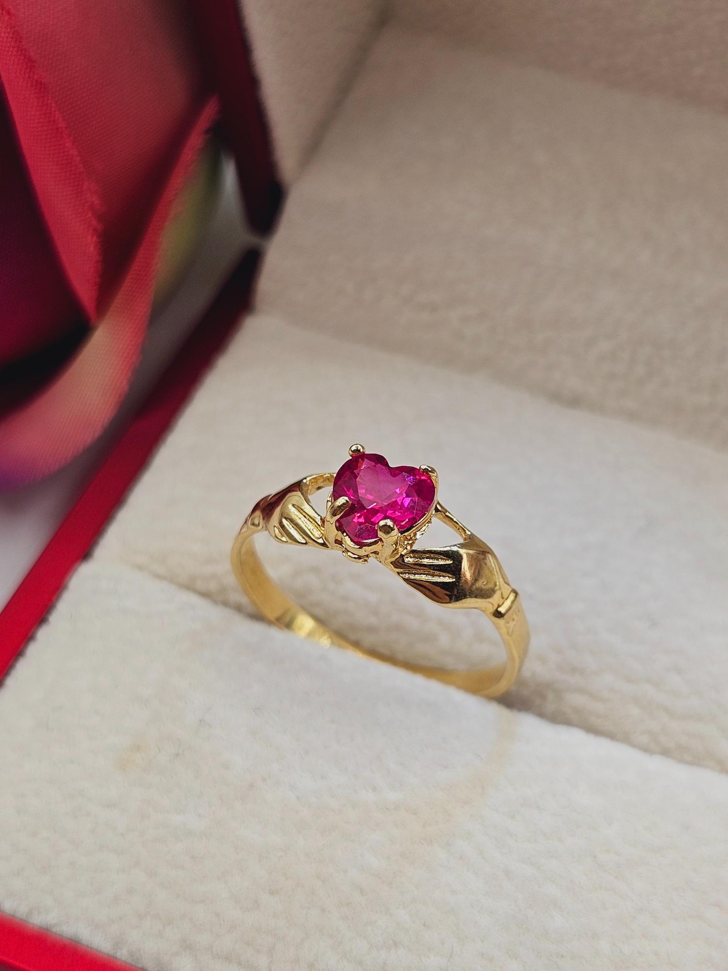 Anillo manitos y corazón rubí 2.5 grs Oro 18k 6