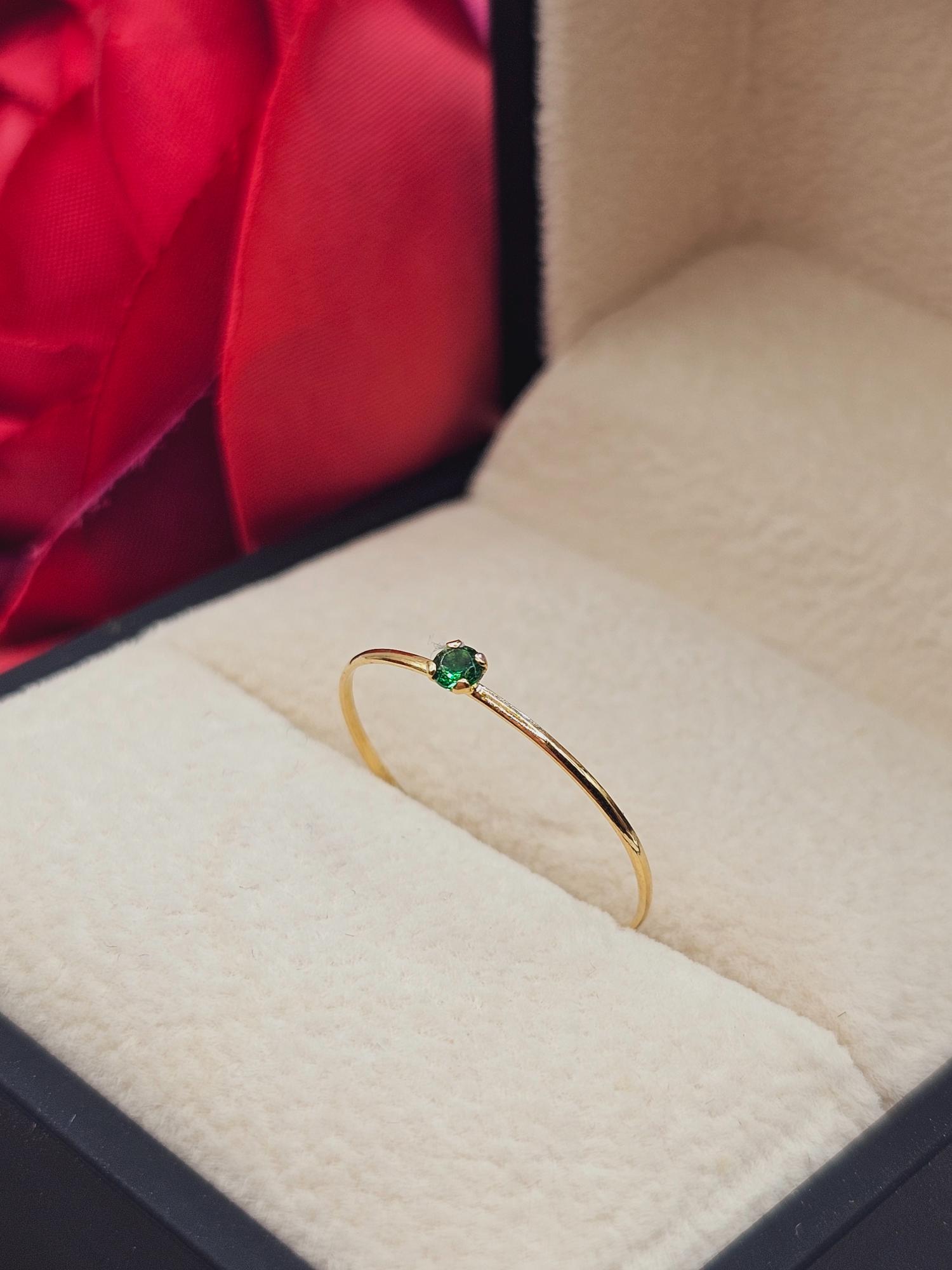 Anillo solitario esmeralda 0.5 grs Oro 18k 1