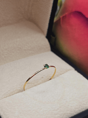 Anillo solitario esmeralda 0.5 grs Oro 18k