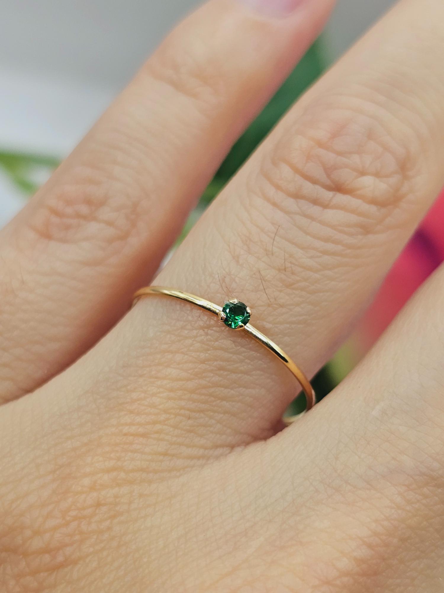 Anillo solitario esmeralda 0.5 grs Oro 18k 3