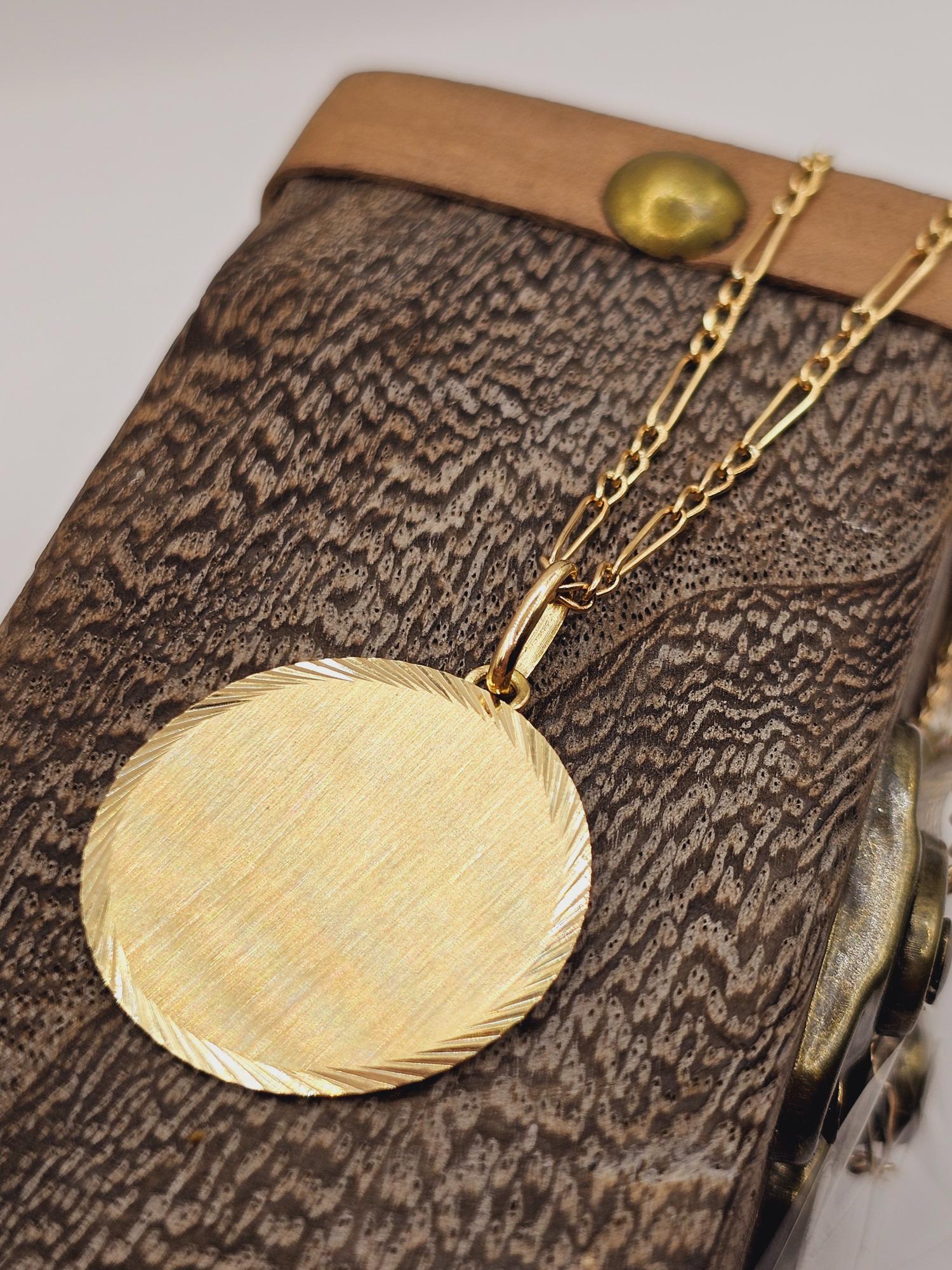 Cadena cartier 60cm y disco satinado 8.5 grs Oro 18k 4