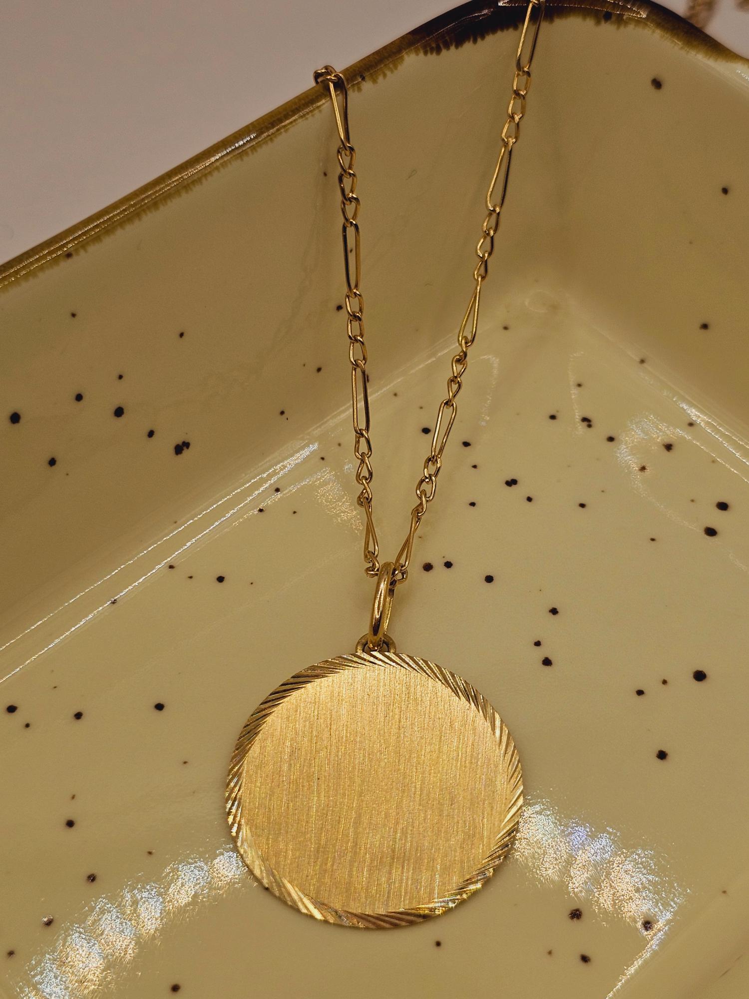 Cadena cartier 60cm y disco satinado 8.5 grs Oro 18k 6