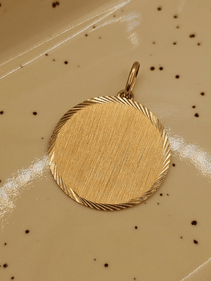 Colgante disco satinado 2.5 cm 3.5 grs Oro 18k