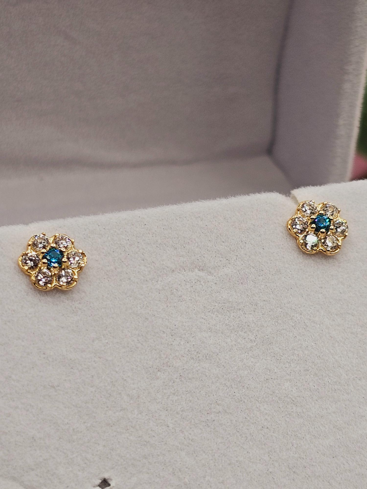 Aros roseta con circones y agua marina 7 mm 1.2 grs Oro 18k 3