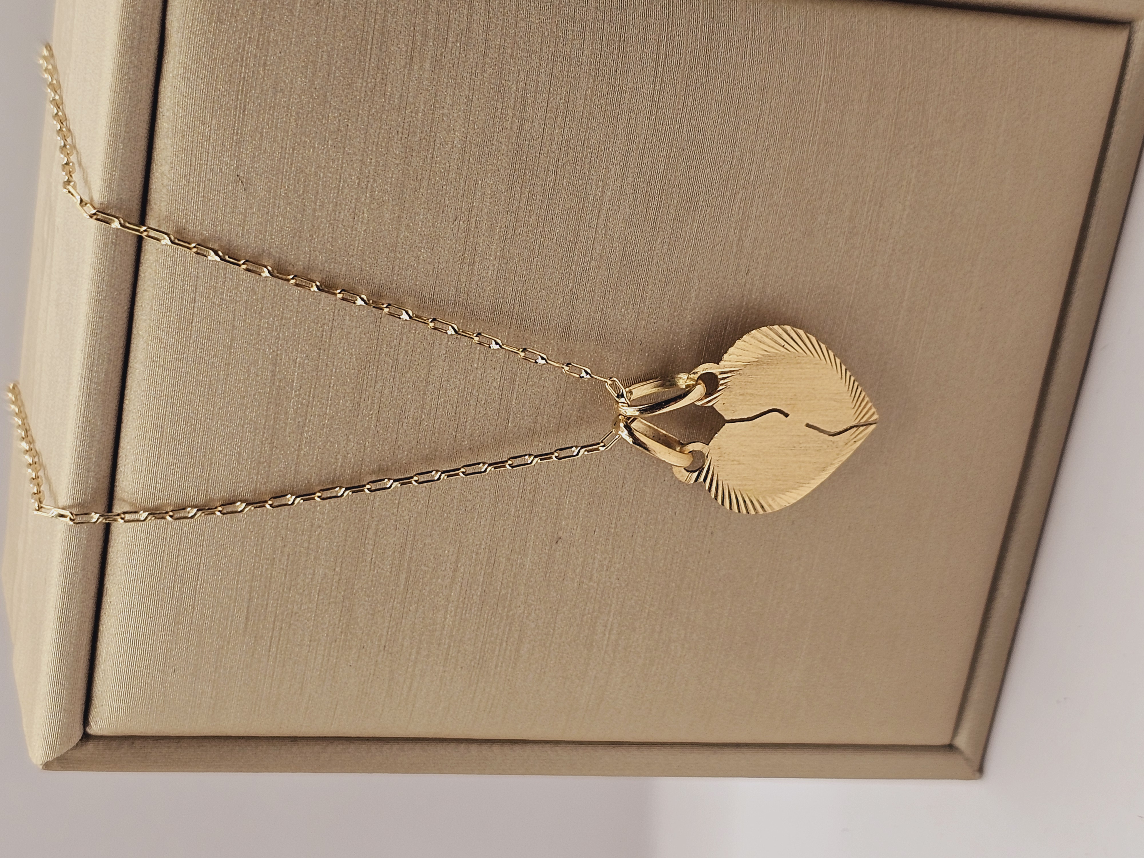 Cadena limada 50 cm y corazón partido 16 mm 3.2 grs Oro 18k 1