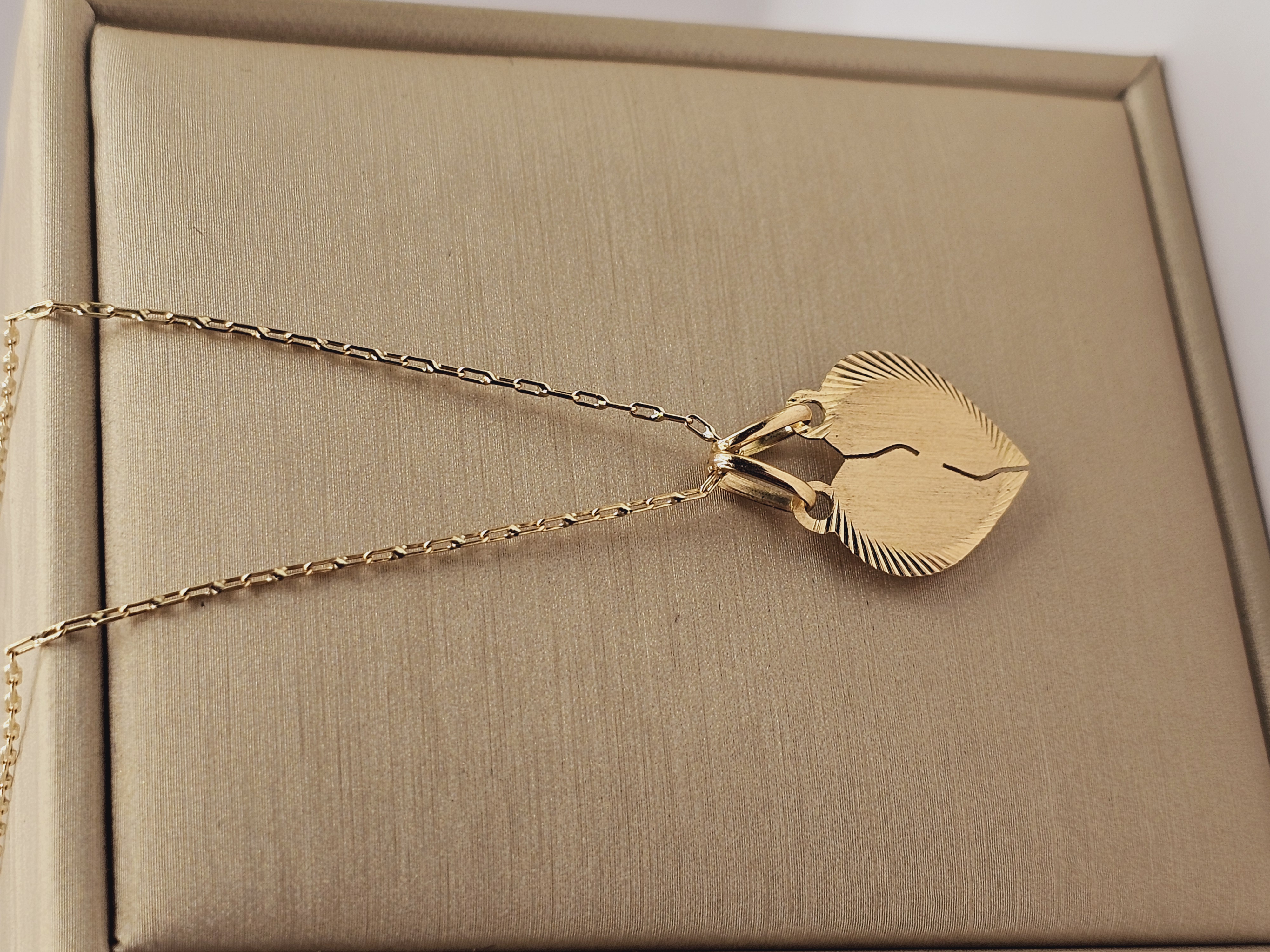 Cadena limada 50 cm y corazón partido 16 mm 3.2 grs Oro 18k 3