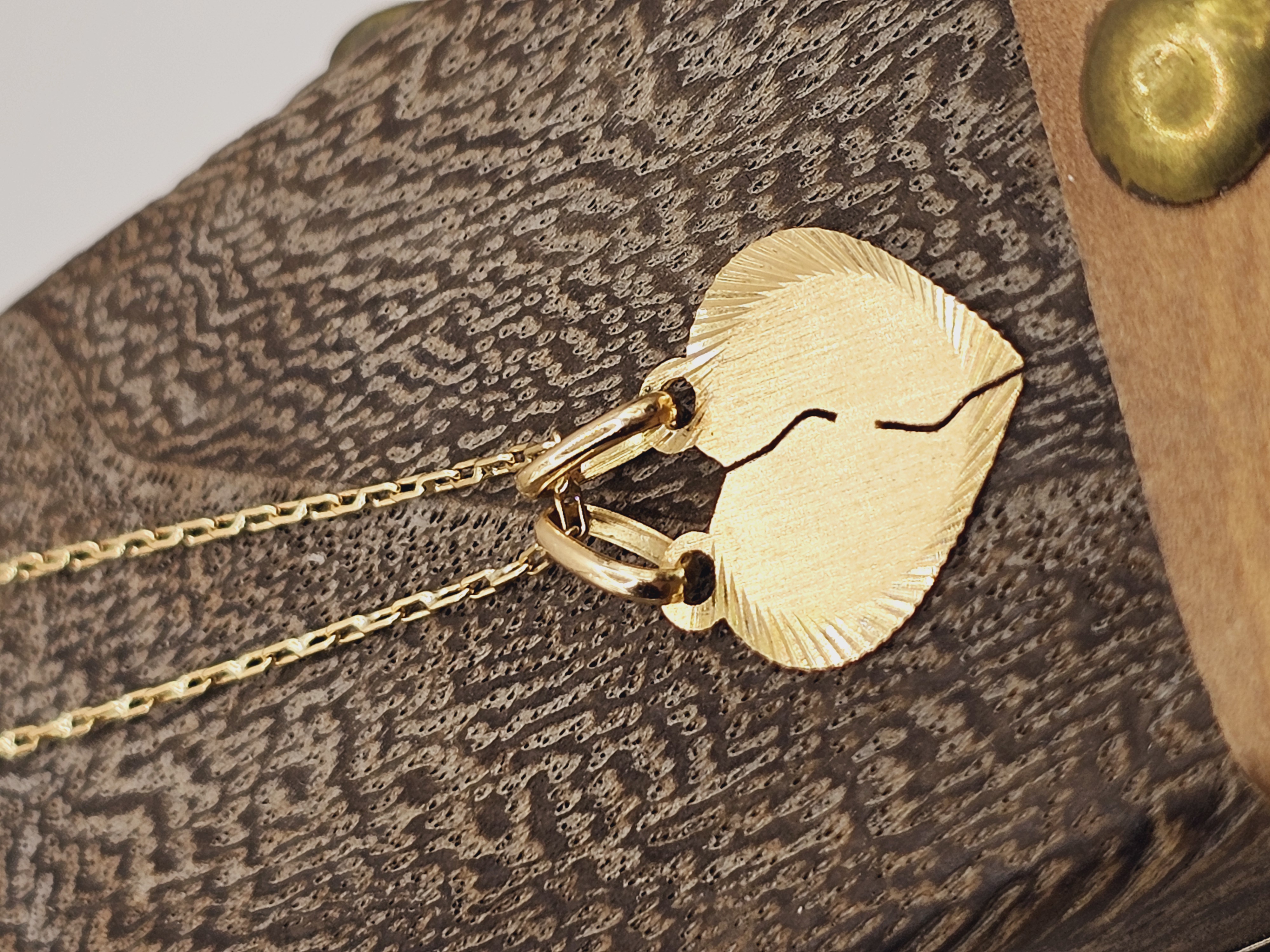 Cadena limada 50 cm y corazón partido 16 mm 3.2 grs Oro 18k 5