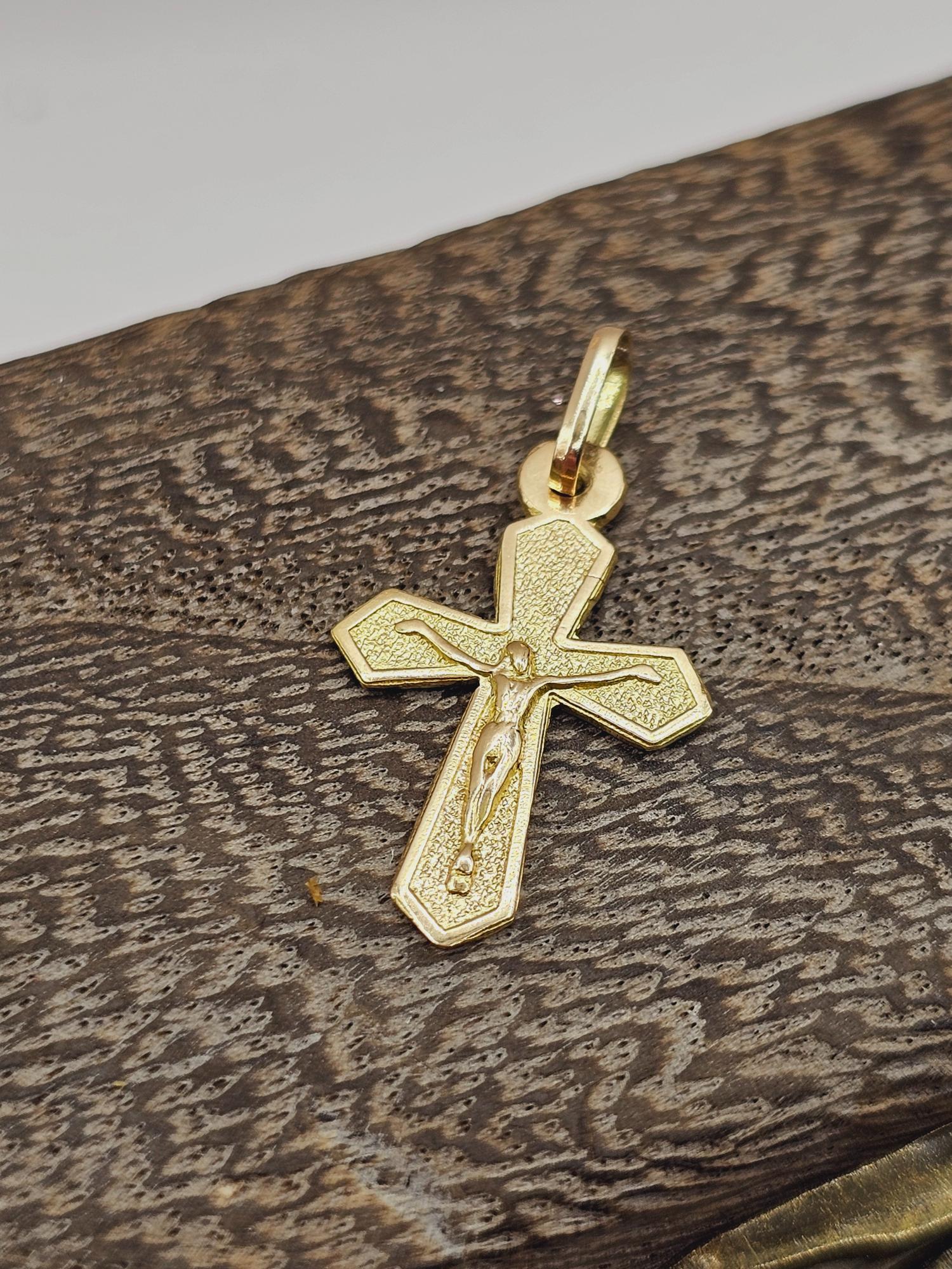 Colgante cruz con cristo 16 mm 1.1 grs Oro 18k 1