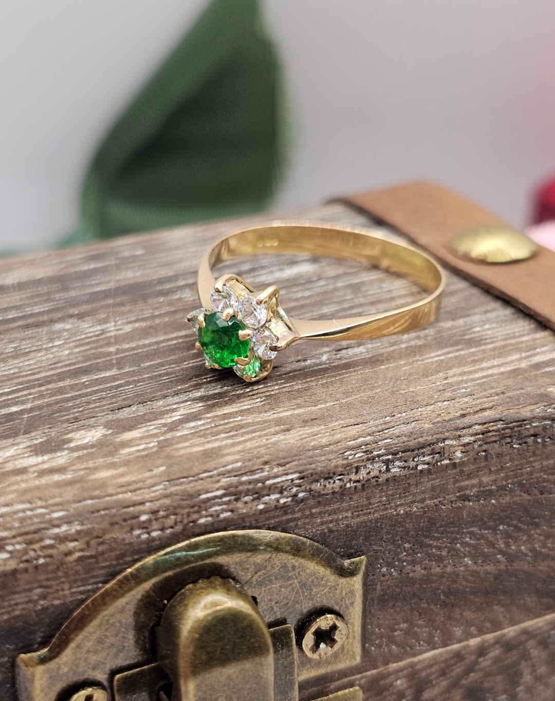 Anillo roseta esmeralda y circones 2.6 grs Oro 18k  4