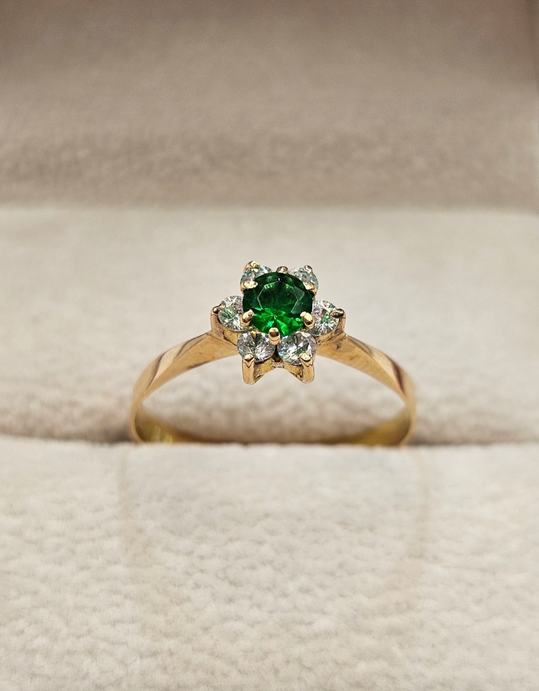 Anillo roseta esmeralda y circones 2.6 grs Oro 18k  3