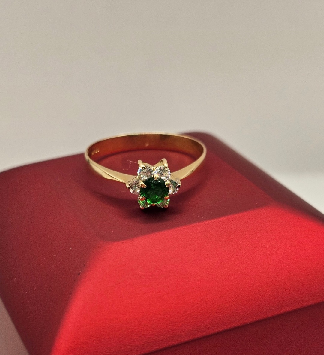Anillo roseta esmeralda y circones 2.6 grs Oro 18k  5