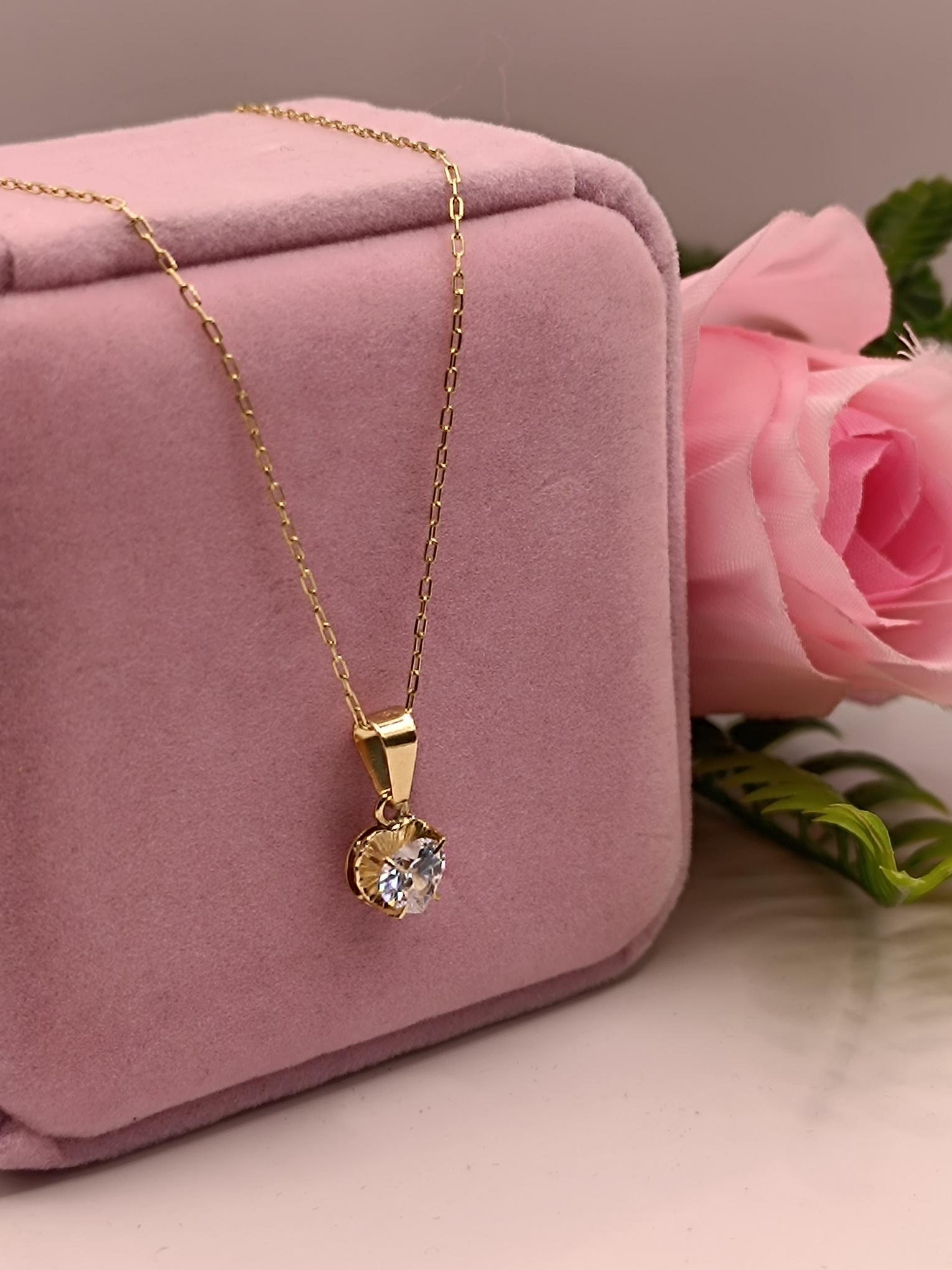 Cadena limada 50 cm y colgante corazón con circón 3.2 grs Oro 18k 8