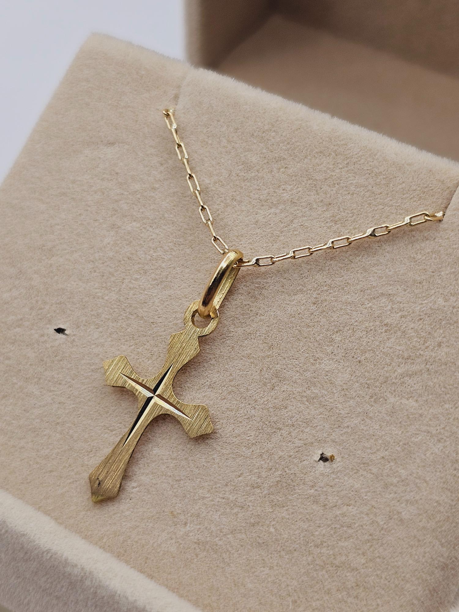 Cadena 50 cm y cruz satinada 2.7 grs Oro 18k 5