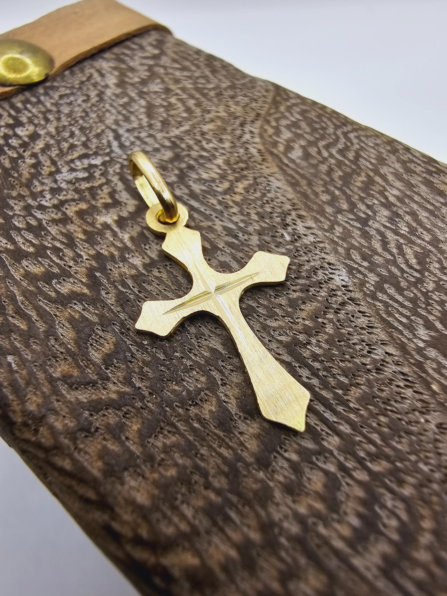 Colgante cruz satinada 14 mm 0.8 grs oro 18k 4