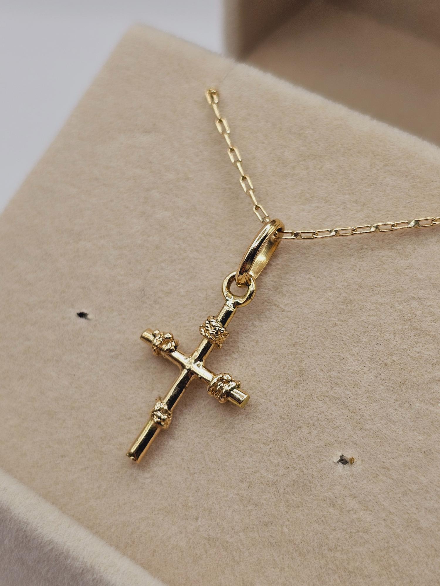 Cadena limada 50 cm y cruz amarras 25 mm 3.3 grs Oro 18k 6