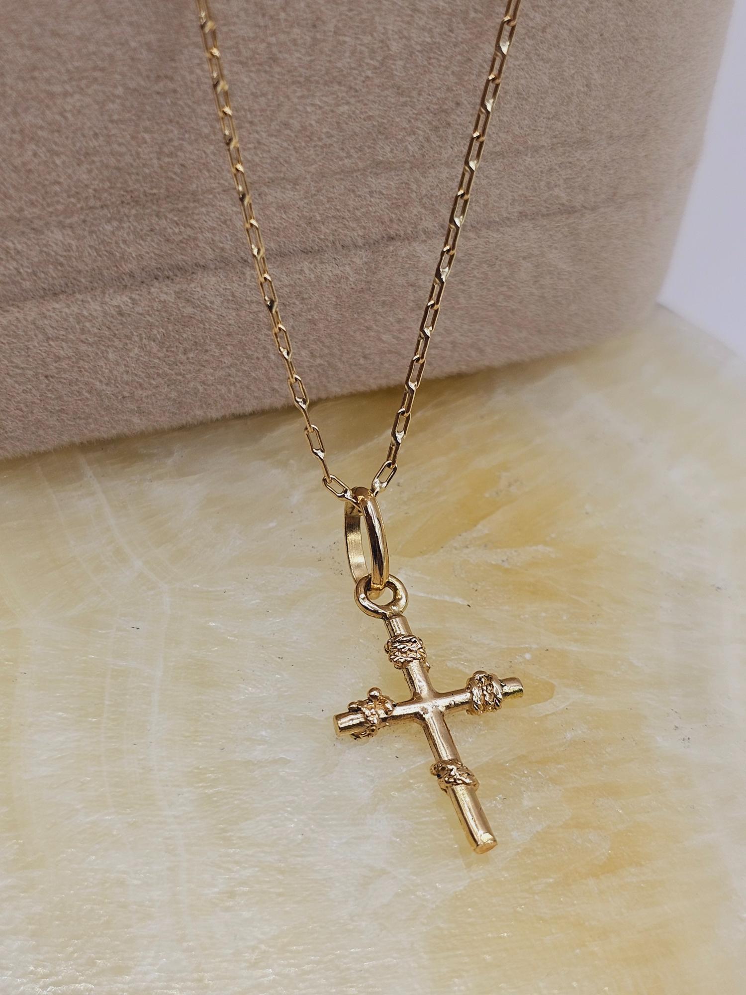 Cadena limada 50 cm y cruz amarras 25 mm 3.3 grs Oro 18k 5
