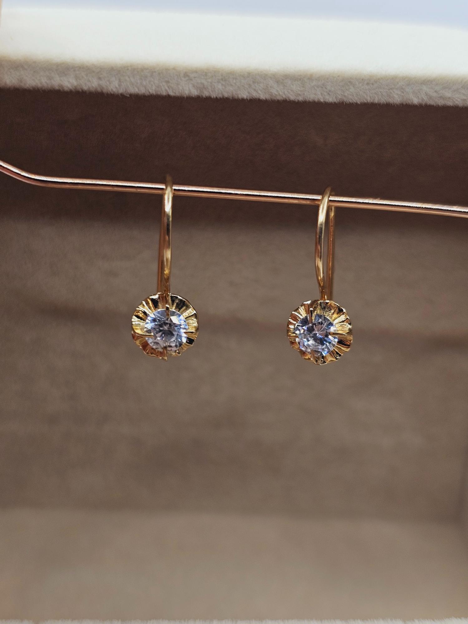 Aros chaton con gancho y circón 17 mm 1.5 grs Oro 18k 5