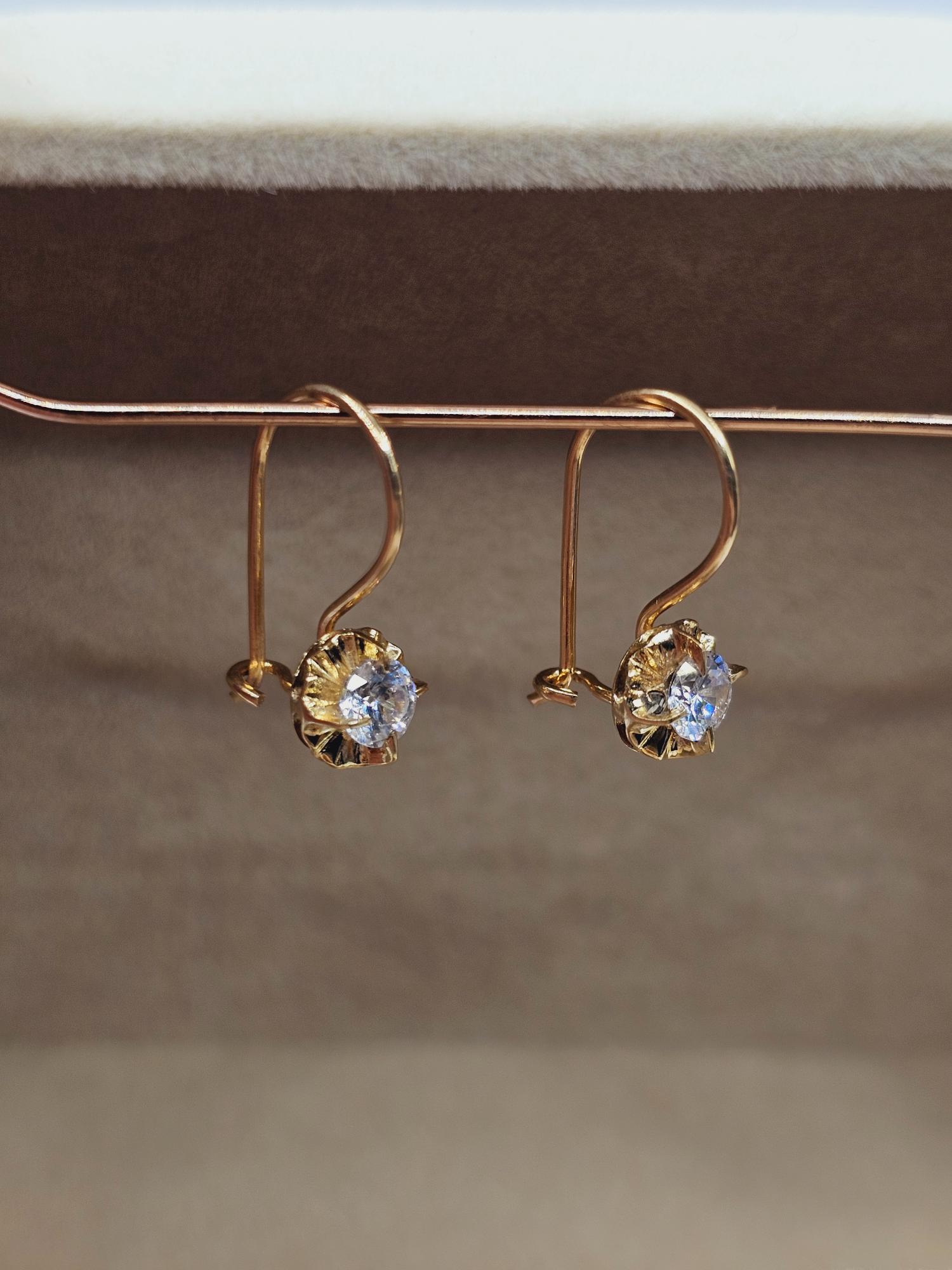 Aros chaton con gancho y circón 17 mm 1.5 grs Oro 18k 7