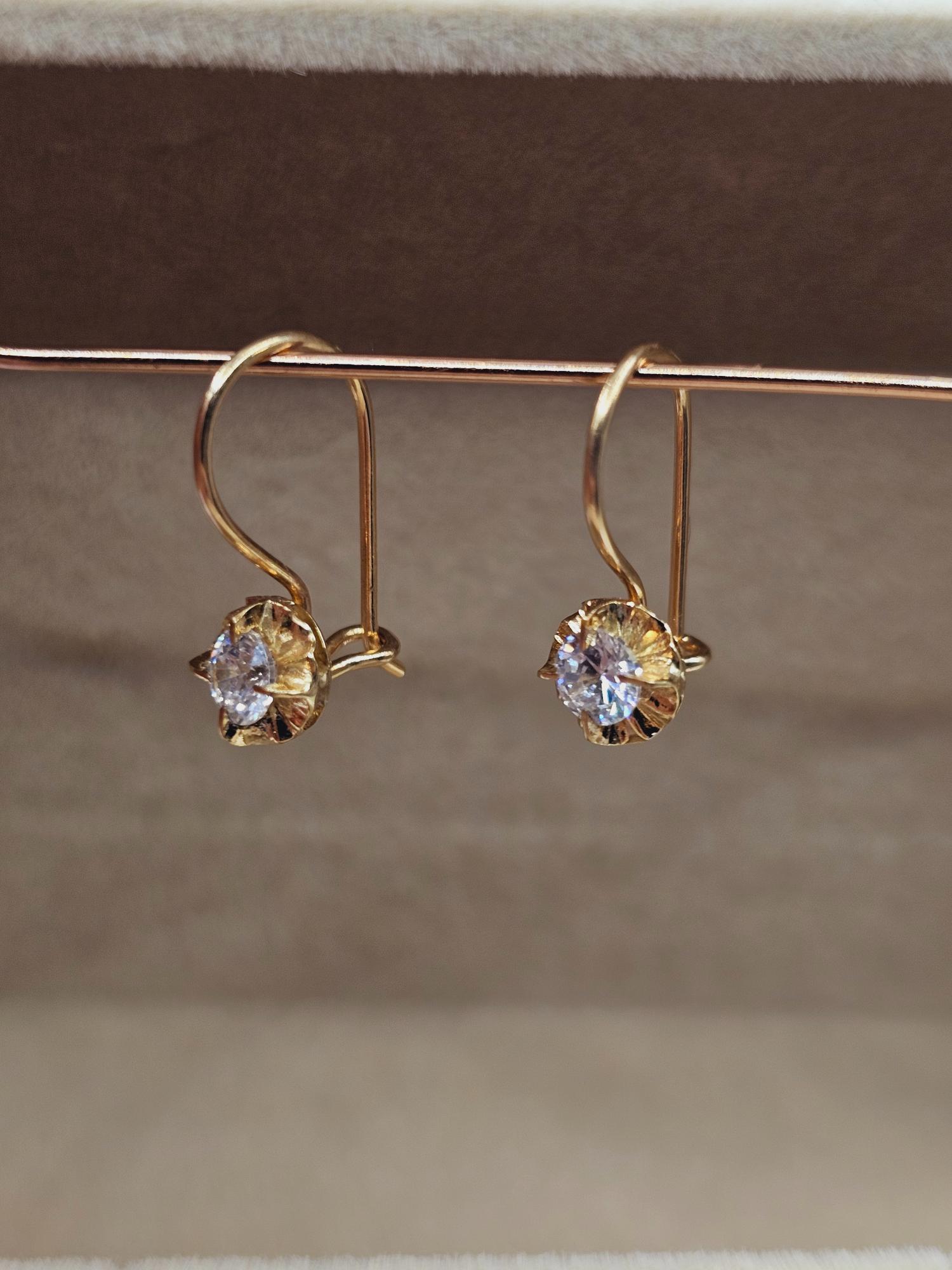 Aros chaton con gancho y circón 17 mm 1.5 grs Oro 18k 9