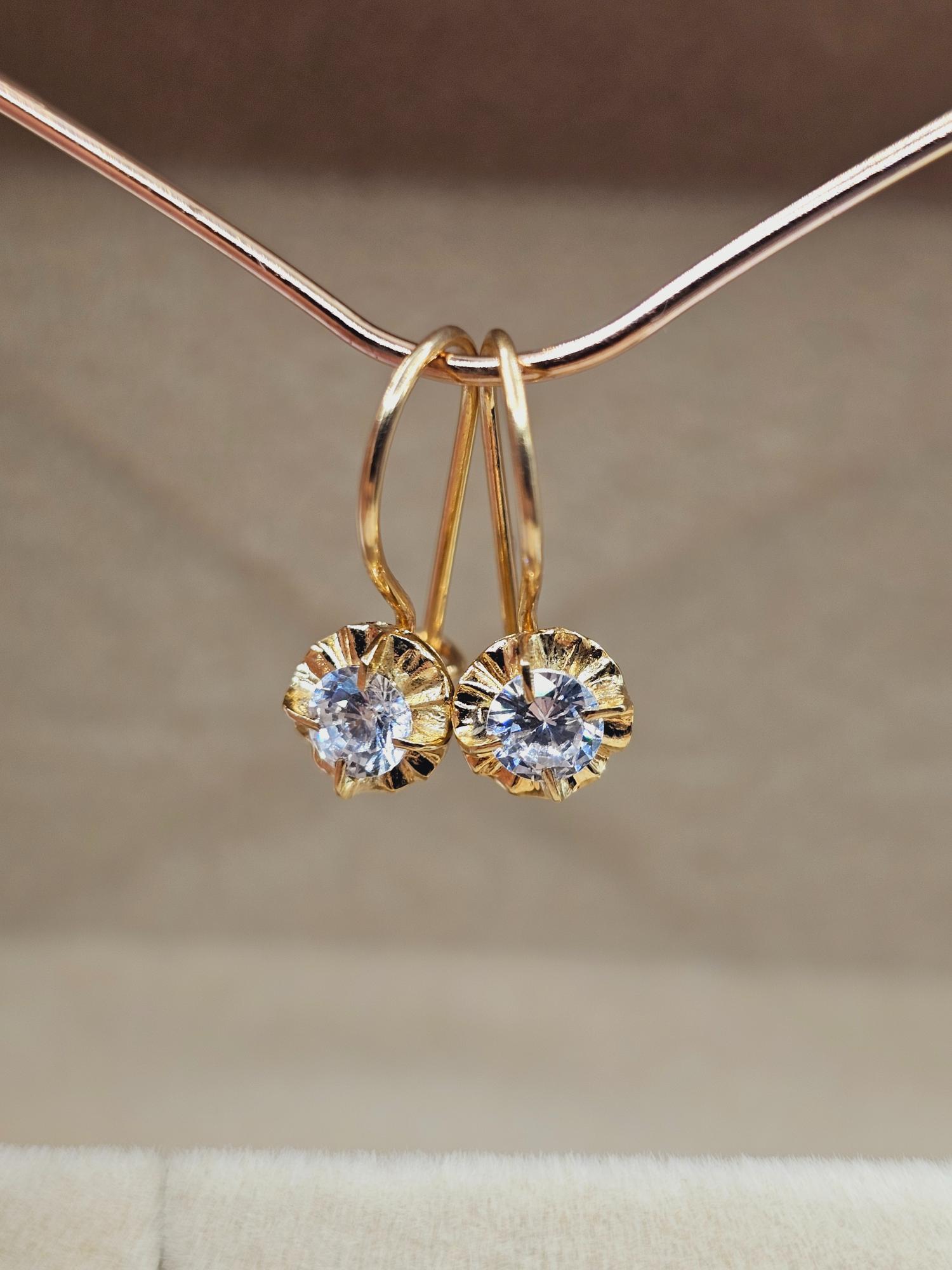 Aros chaton con gancho y circón 17 mm 1.5 grs Oro 18k 4