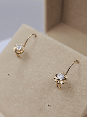 Aros chaton con gancho y circón 17 mm 1.5 grs Oro 18k