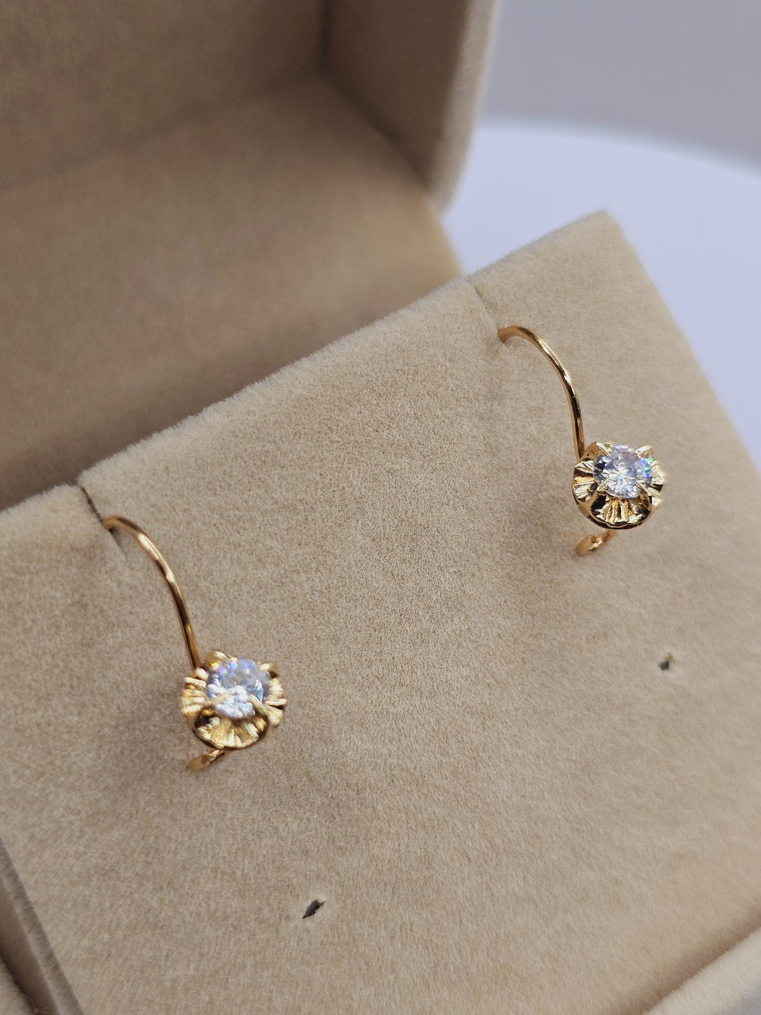 Aros chaton con gancho y circón 17 mm 1.5 grs Oro 18k 3