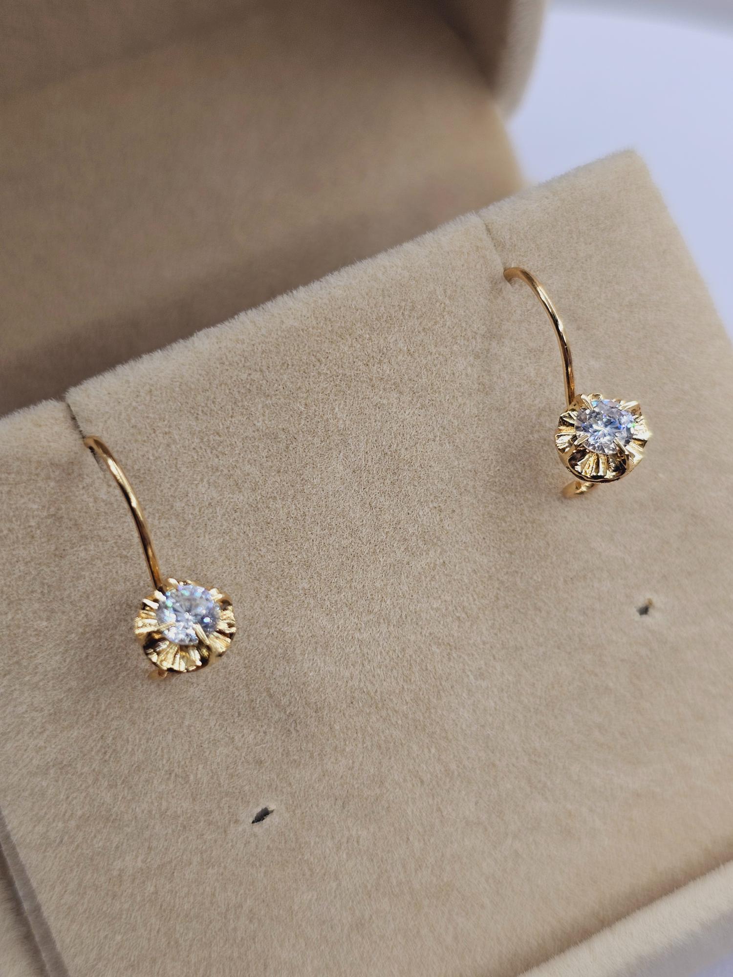 Aros chaton con gancho y circón 17 mm 1.5 grs Oro 18k 1