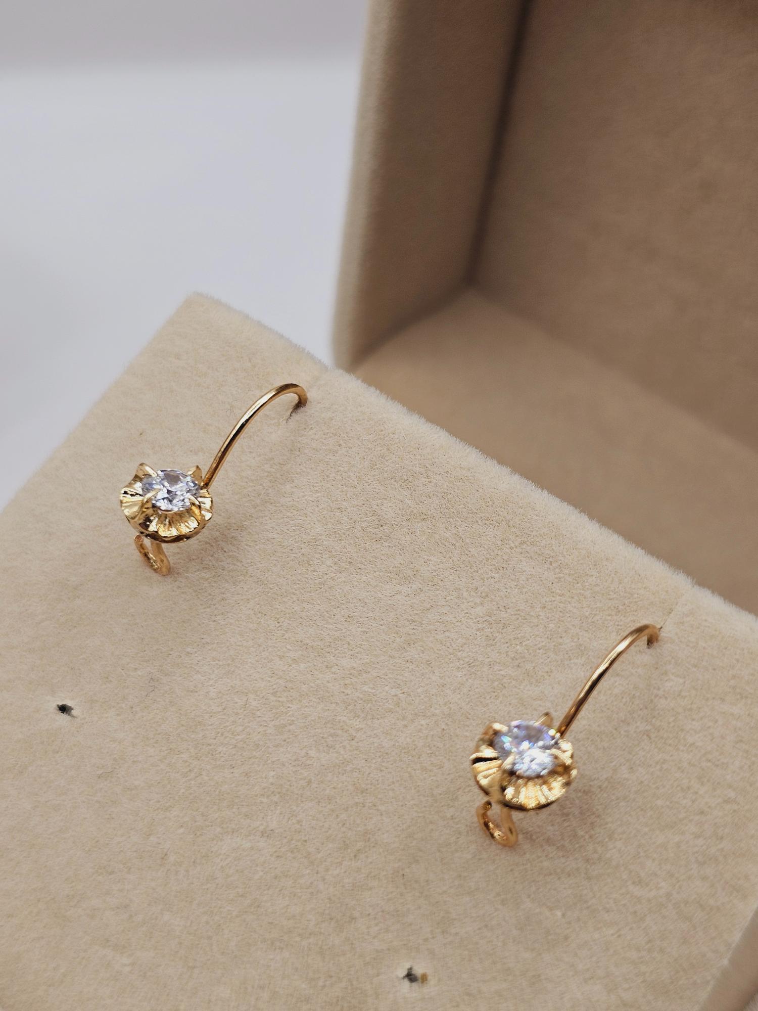 Aros chaton con gancho y circón 17 mm 1.5 grs Oro 18k 8