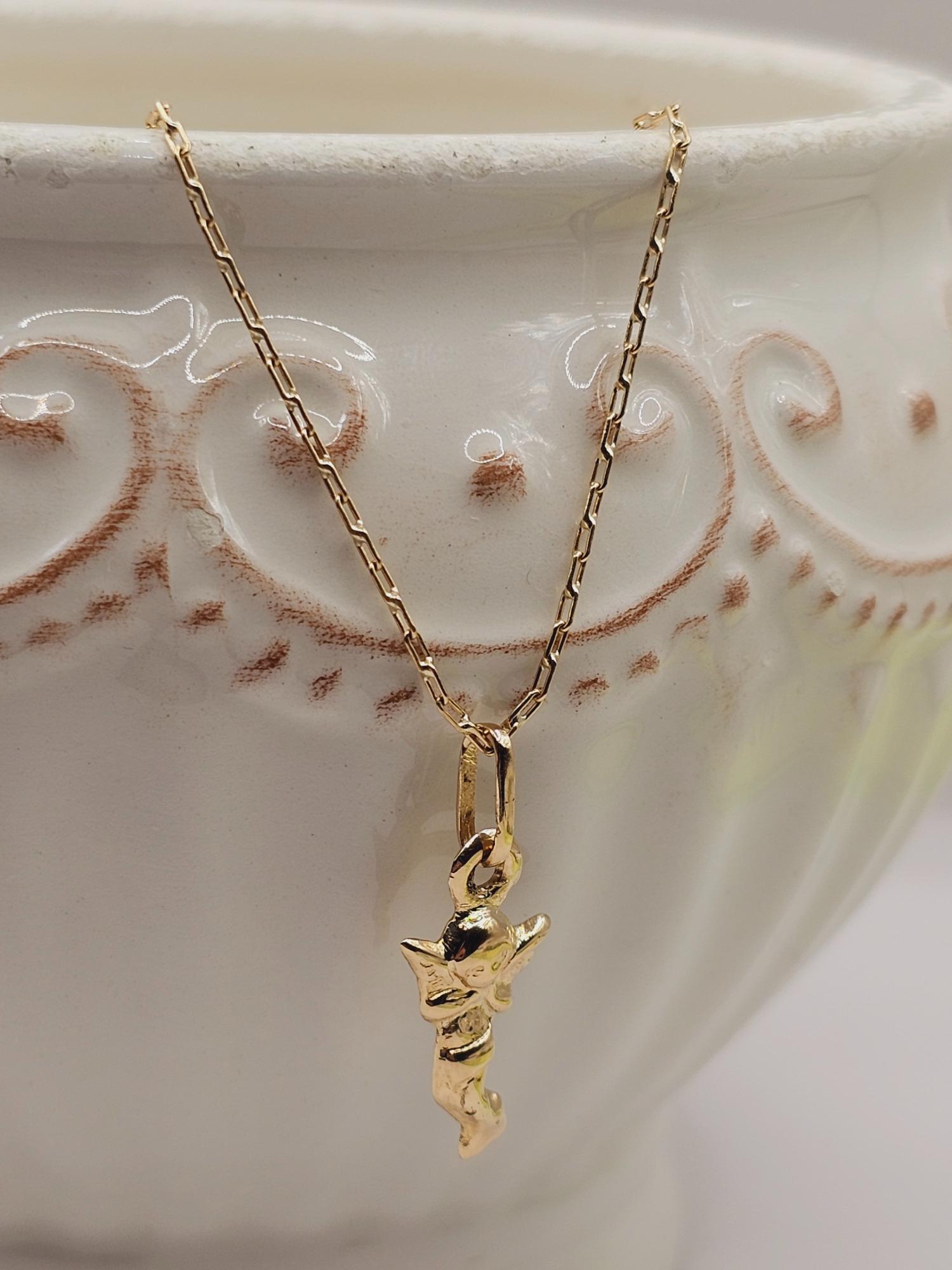 Cadena limada 50 cm y colgante angelito 24 mm 3.2 grs Oro 18k 3