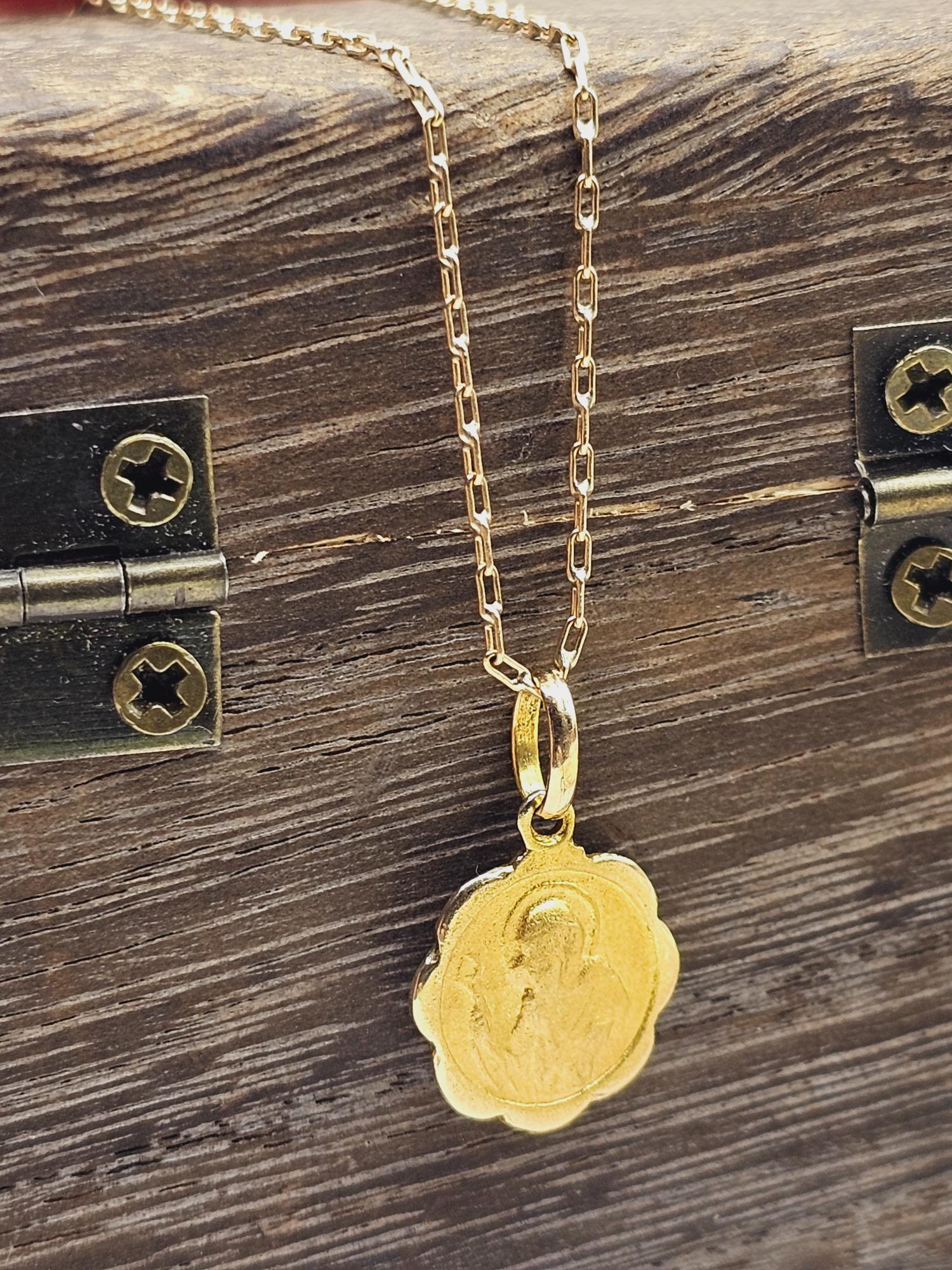 Cadena limada 50 cm y medalla San Benito 13 mm 3.6 grs Oro 18k 5