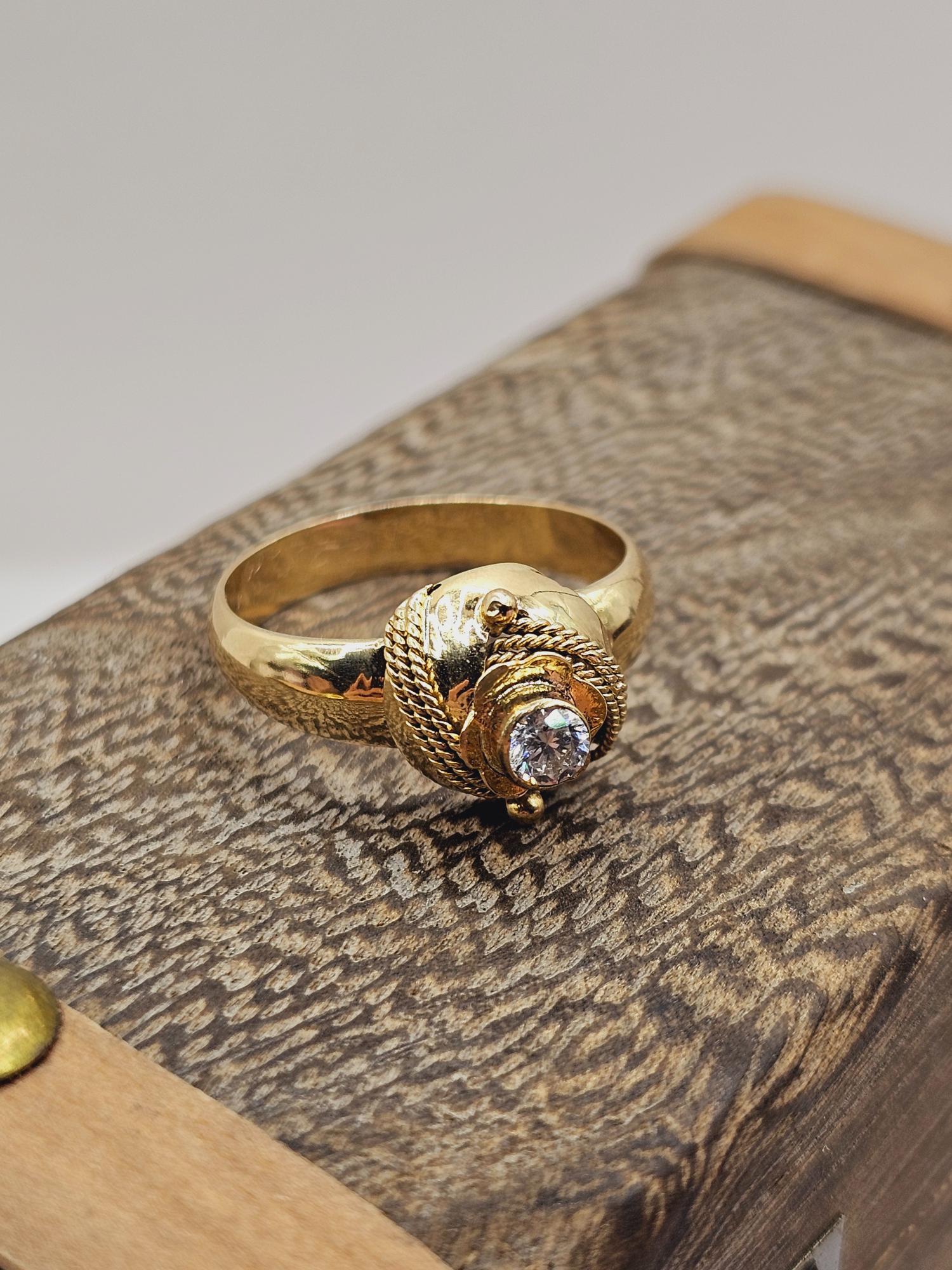 Anillo chevalier clásico circón 4 grs Oro 18k 4