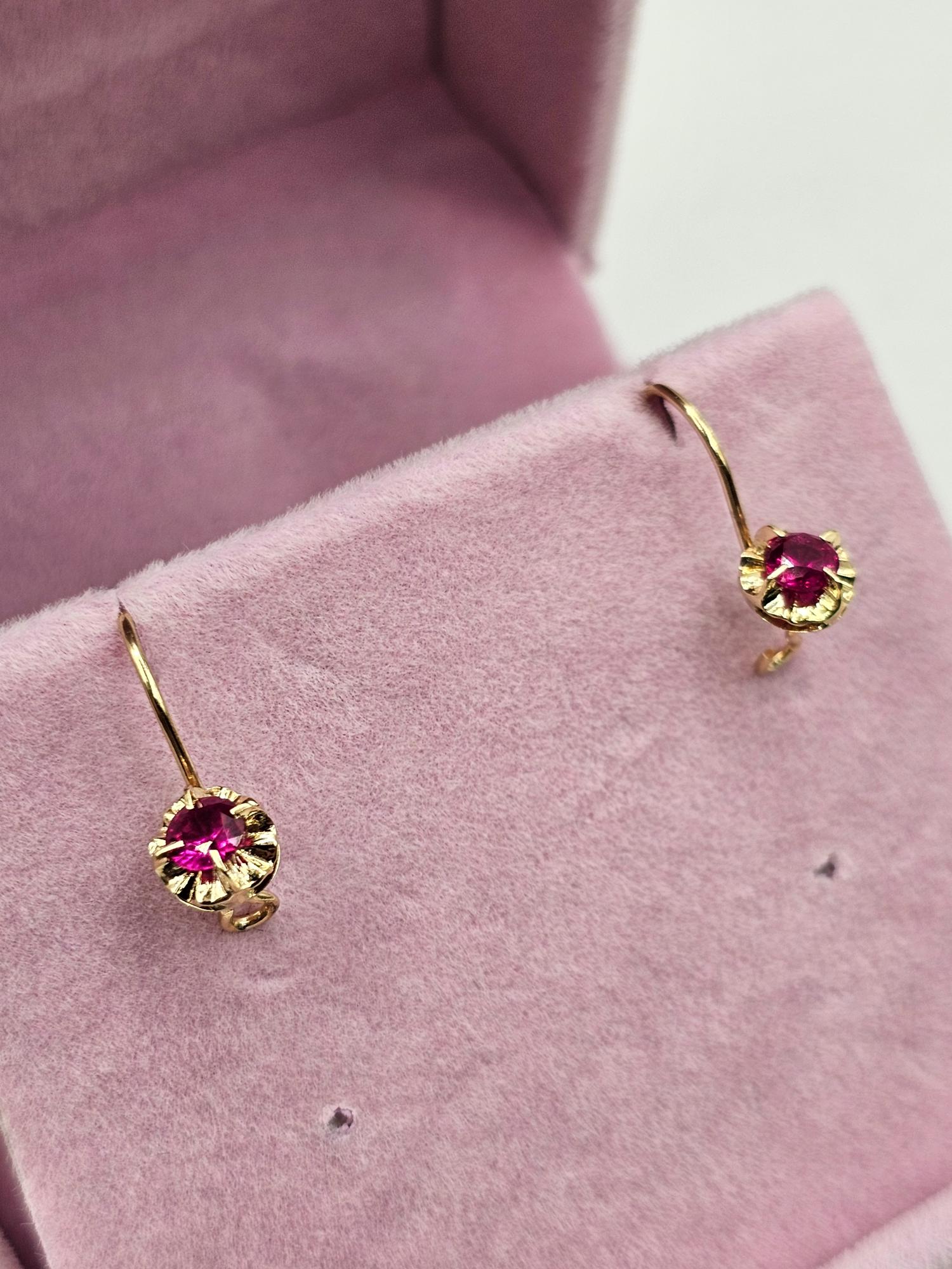 Aros chaton Rubí con gancho 17 mm 1.5 grs Oro 18k 1