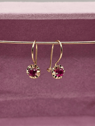 Aros chaton Rubí con gancho 17 mm 1.5 grs Oro 18k