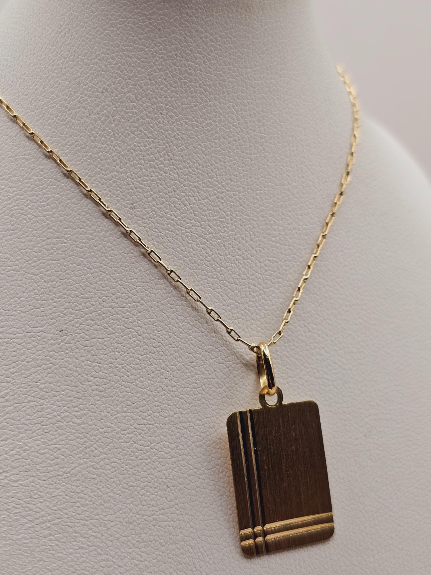 Cadena limada 50 cm y colgante placa 2 cm 3.7 grs Oro 18k  4