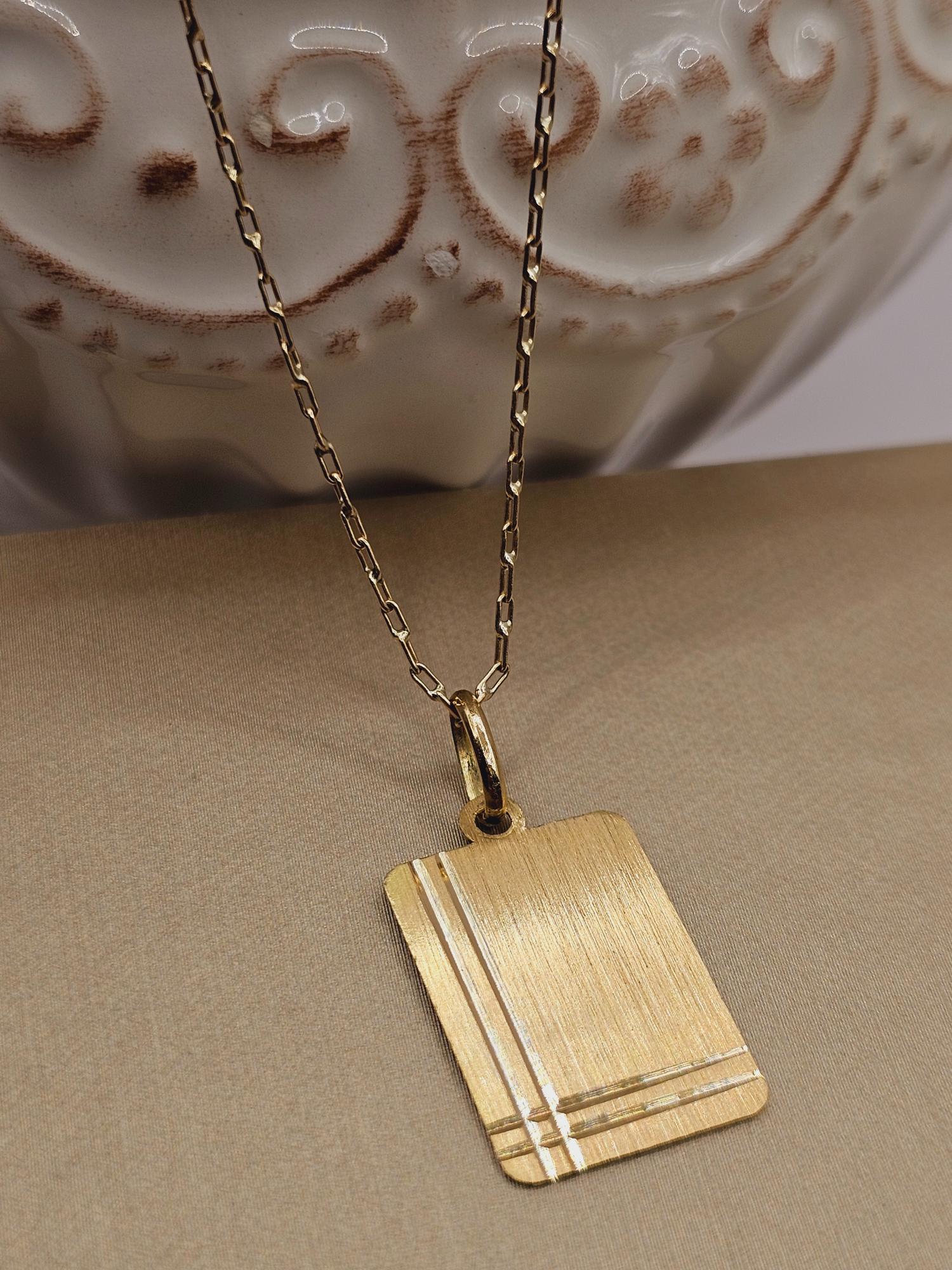 Cadena limada 50 cm y colgante placa 2 cm 3.7 grs Oro 18k  3