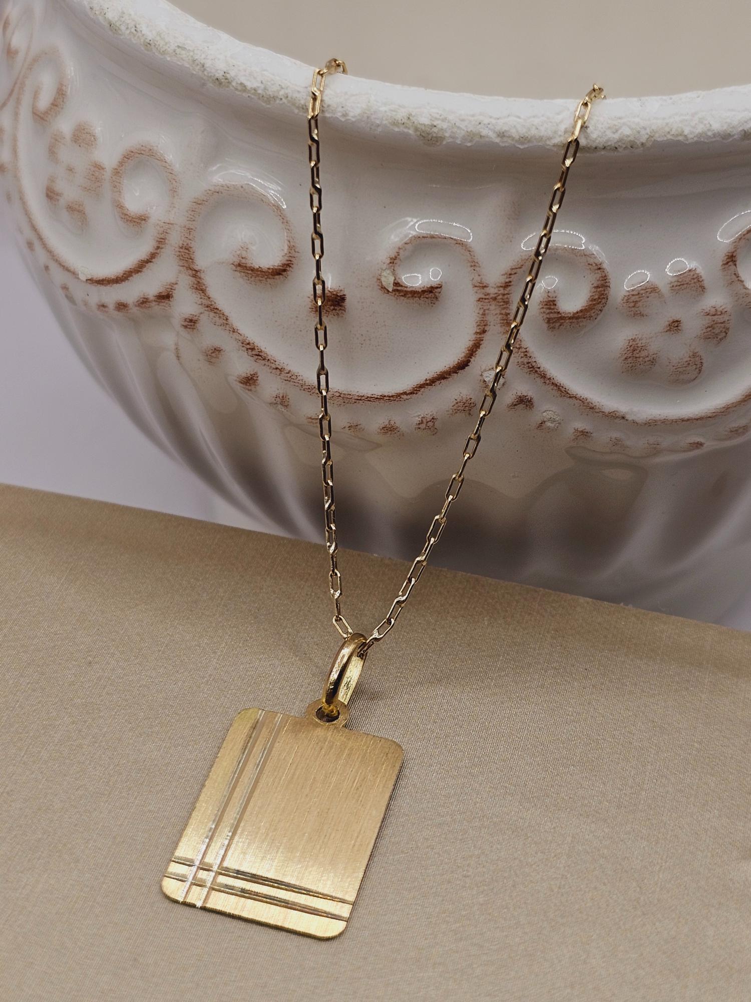 Cadena limada 50 cm y colgante placa 2 cm 3.7 grs Oro 18k  1