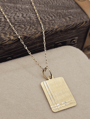 Cadena limada 50 cm y colgante placa 2 cm 3.7 grs Oro 18k 