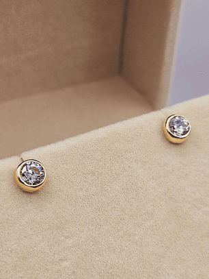 Aros punto de luz circón 6 mm 1.3 grs Oro 18k