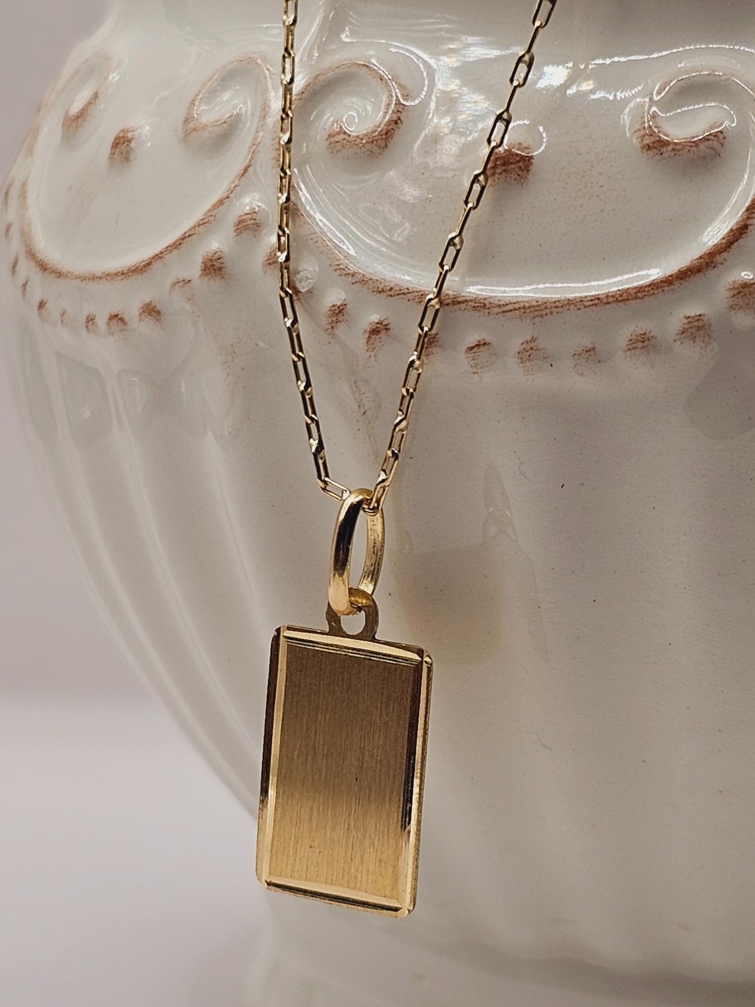 Cadena limada 50 cm y placa satinada 24 mm 3.1 grs Oro 18k 3