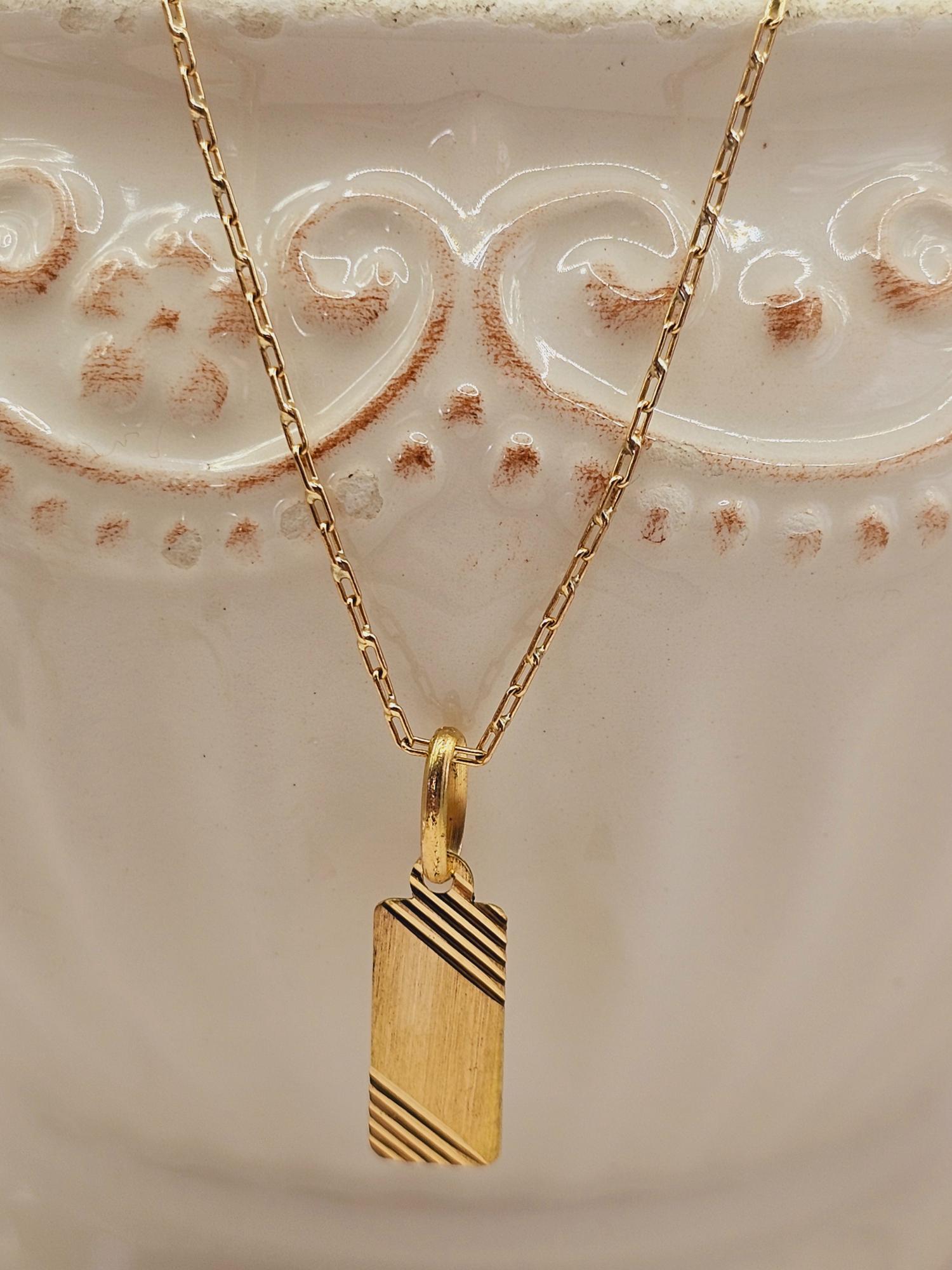 Cadena limada 50 cm y colgante placa 2 cm 2.6 grs Oro 18k  1