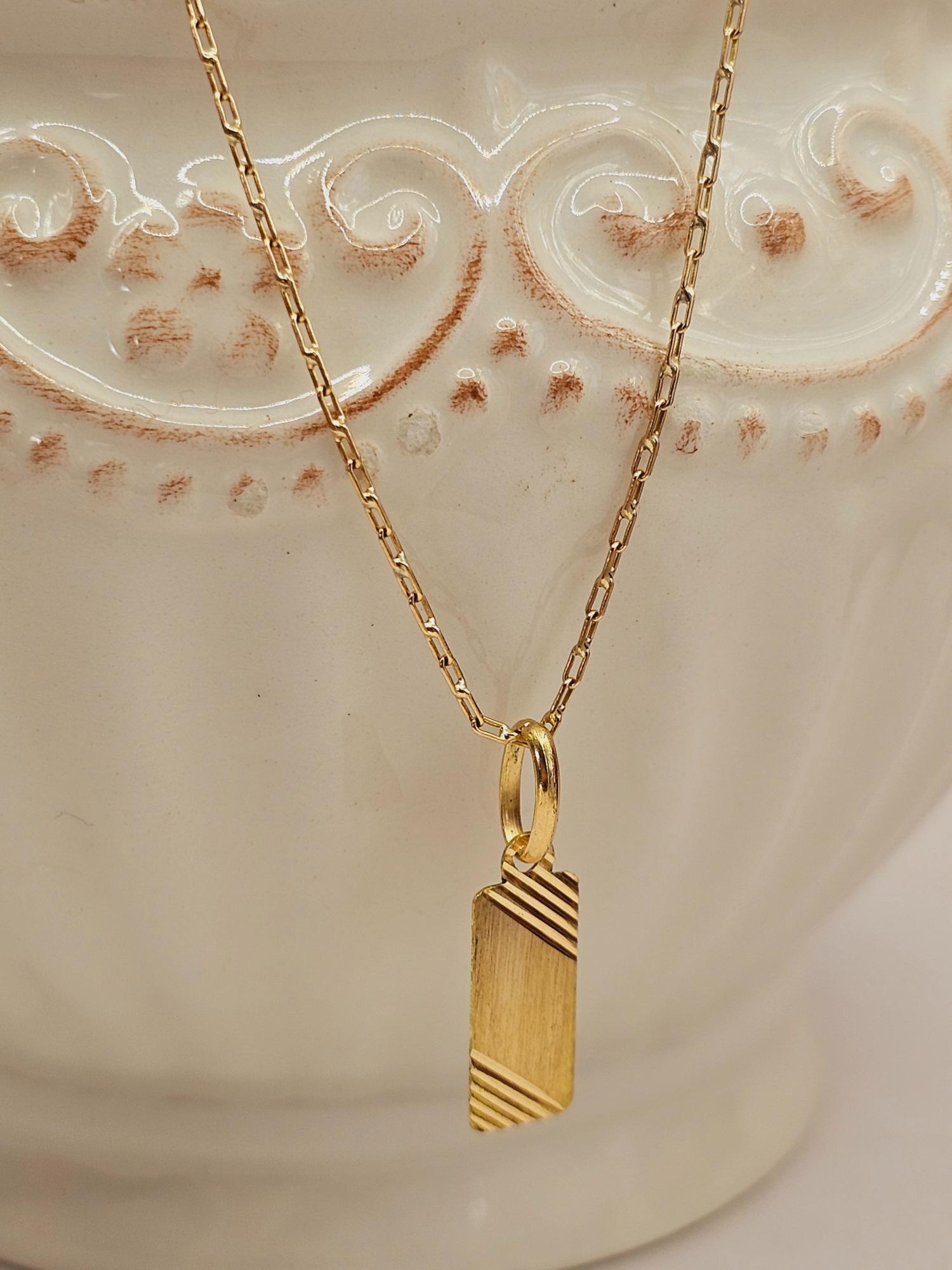 Cadena limada 50 cm y colgante placa 2 cm 2.6 grs Oro 18k  3