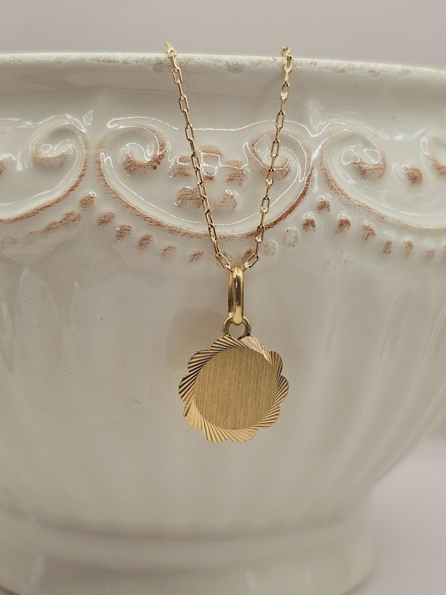 Cadena limada 50 cm y colgante disco flor 14 mm 3 grs Oro 18k  1