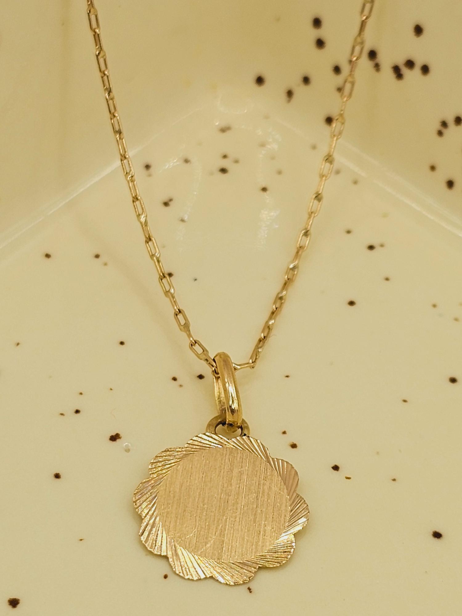 Cadena limada 50 cm y colgante disco flor 14 mm 3 grs Oro 18k  5