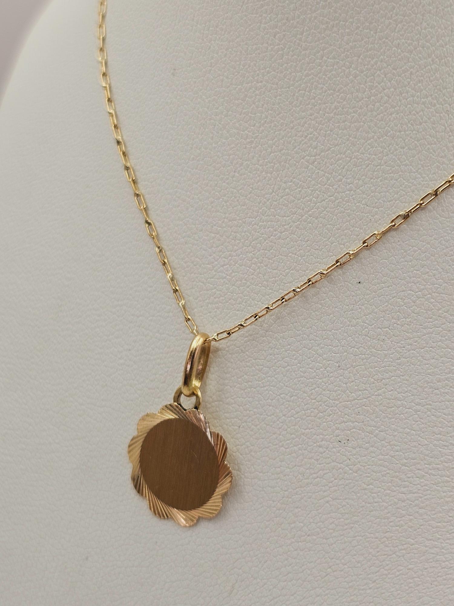 Cadena limada 50 cm y colgante disco flor 14 mm 3 grs Oro 18k  2