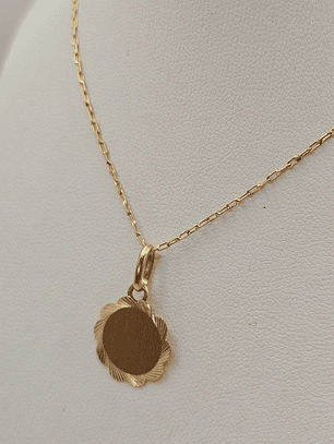 Cadena limada 50 cm y colgante disco flor 14 mm 3 grs Oro 18k 