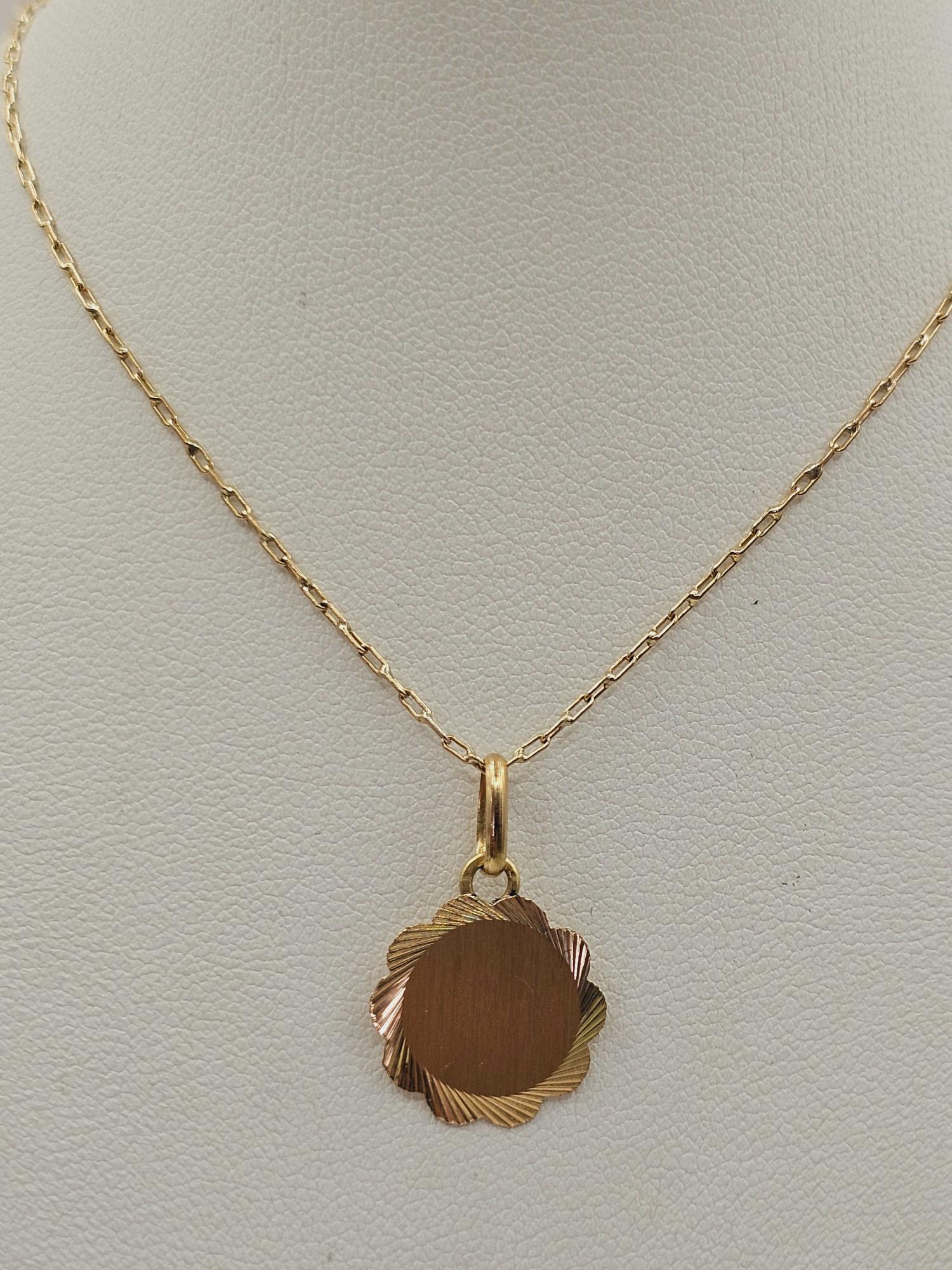 Cadena limada 60 cm y colgante disco flor 17 mm 3.4 grs Oro 18k  1