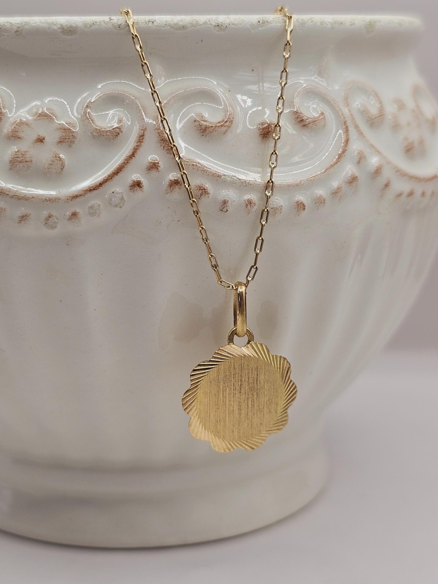 Cadena limada 60 cm y colgante disco flor 17 mm 3.4 grs Oro 18k  4